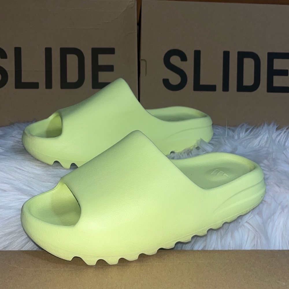 YEEZY SLIDE 💚 GREEN GLOW